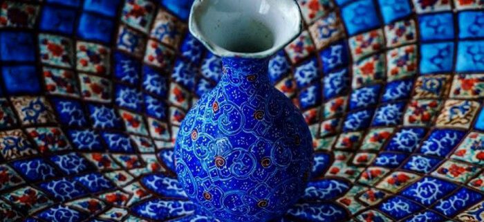 What are the famous traditional handicrafts of Iran?